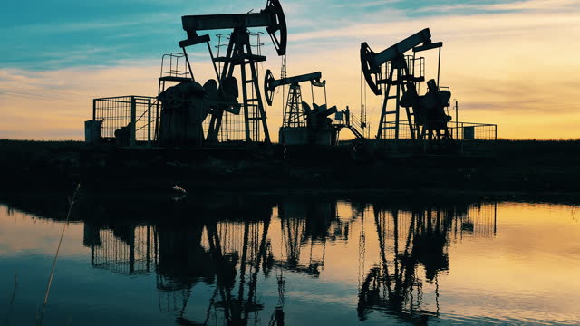 伊朗禁止美以歐通過霍爾木茲海峽，原油價格連續第5日上漲；比特幣突破7.4萬美元后回落；博通績后大漲6%>>
