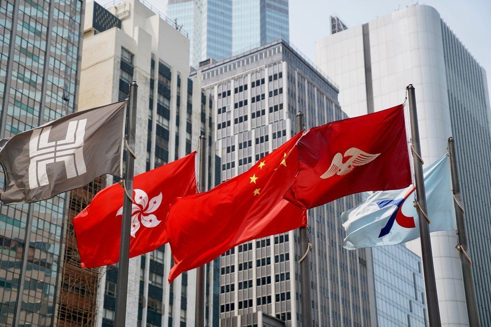 香港三大指数全线飙涨，恒科指数领涨13%，恒指单周收涨创2011年以来最佳，瑞银等华尔街大行纷纷转向「买入中国」。
