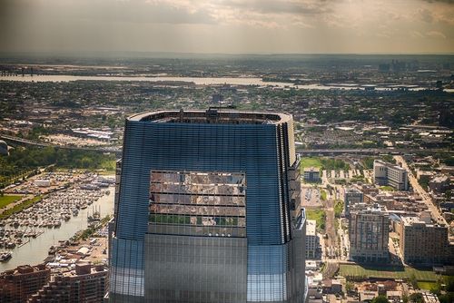 Goldman Sachs is thriving while Wells Fargo faces mounting pressure. Explore the key drivers behind their diverging performance, the risks ahead, and what Australian investors should watch next.