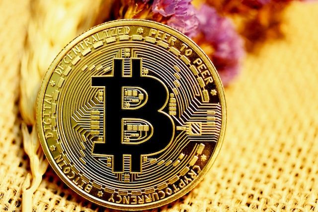 Bitcoin is currently trading around the $95,000 mark, with bulls struggling to reclaim higher prices after last week’s surge. BTC has been consolidating just below the critical $96K resistance level, and the next few trading sessions are likely to determine whether a decisive breakout or a breakdown will follow.