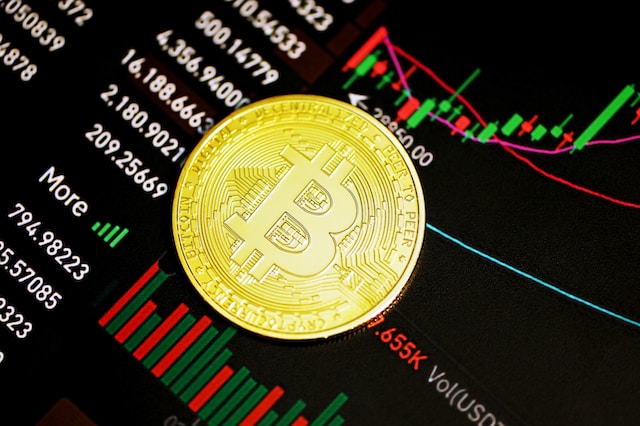 Bitcoin (BTC) liegt am Mittwoch in der frühen asiatischen Handelssitzung 1,5 % im Minus, nachdem der Kryptomarkt infolge neuer politischer Spannungen zwischen US-Präsident Donald Trump und Tesla-CEO Elon Musk unter Druck geraten ist. Auslöser war das knappe Votum im US-Senat zur Verabschiedung des Gesetzes „One Big Beautiful Bill“.