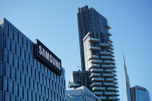 Samsung and SK Hynix are benefiting from booming AI demand and rising memory-chip profits. Will shareholders see higher dividends or buybacks? Explore the key catalysts and what investors should watch next.