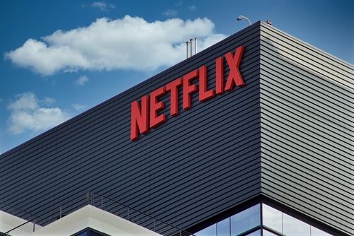 Netflix股价已计价部分预期，上涨空间受限。业绩公布后，奈飞盘后股价下跌2%，暂报1250美元。

