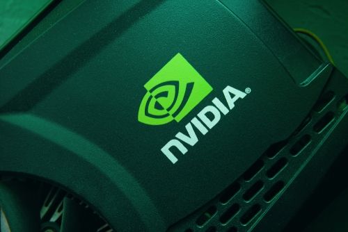 Descubra se vale a pena investir nas ações da NVIDIA em 2026. Veja análise completa, desempenho, perspectivas da IA, riscos e como brasileiros podem comprar ações da empresa.