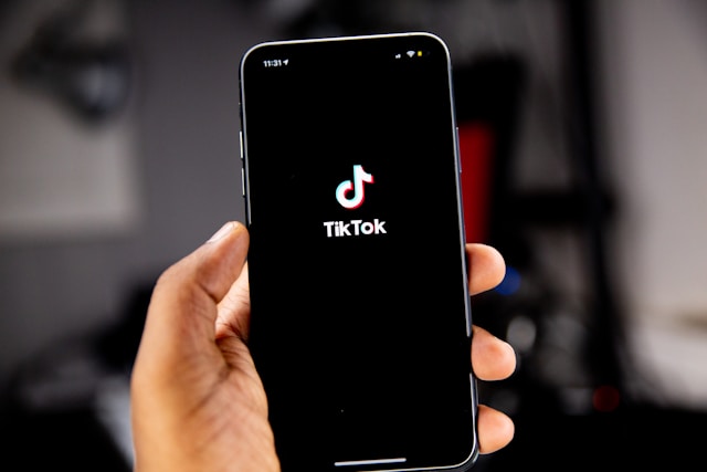 Descubra como ganhar dinheiro no TikTok em 2025 com bônus, tarefas, vídeos, lives, afiliados e programas oficiais. Veja como monetizar mesmo sem seguidores.