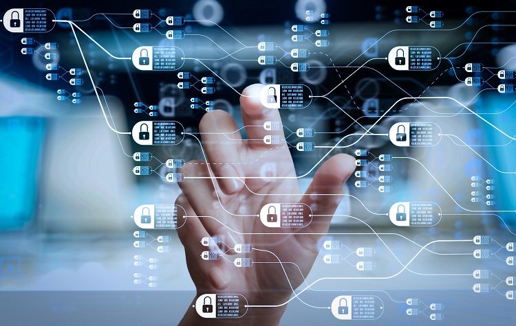 ZEC steigt über 440 USD (+30% pro Woche). Derivate-Daten zeigen massiven Zufluss in Long-Positionen, während Charttechniker Ziele über 485 USD anpeilen.