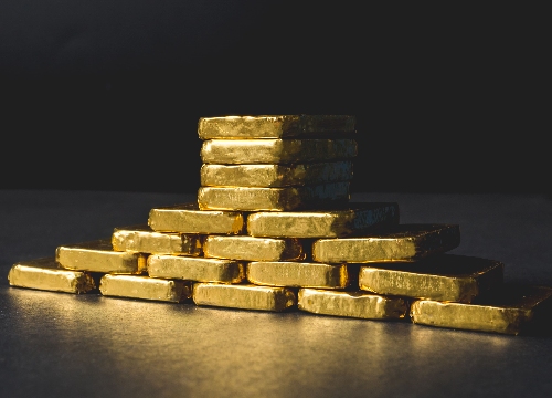 Dieser Artikel analysiert die Goldpreis Prognose für 2024 und 2025, diskutiert Einflüsse globaler Wirtschaft, geopolitischer Ereignisse und Zentralbankpolitiken auf den Goldpreis.