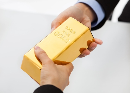 Do ouro físico aos contratos de CFDs, plataformas digitais ampliam o acesso ao metal; veja o que muda – e por que corretoras internacionais ganham espaço entre brasileiros.