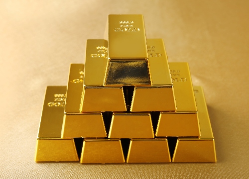 Gold price (XAU/USD) is gaining positive traction for the third consecutive day on Friday and approaching the top end of its weekly range amid rising trade tensions.