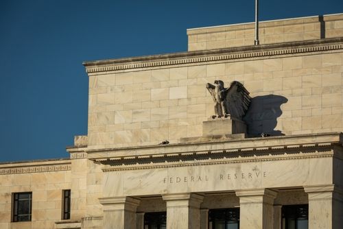 Este miércoles, 18 de diciembre, el Comité Federal del Mercado Abierto (FOMC) de la Reserva Federal de Estados Unidos (Fed) concluyó la última reunión de política monetaria del año y, tal como se esperaba, decidió bajar las tasas de interés unos 25 puntos base (pb) para dejarlas en un rango de 4.25-4.50%.