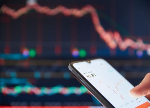 Os futuros do S&P 500 e do Nasdaq subiam nesta sexta-feira depois que previsões positivas da Apple e da Amazon ajudaram a acalmar os nervos, um dia depois de os índices terem registrado sua maior queda em mais de três semanas.