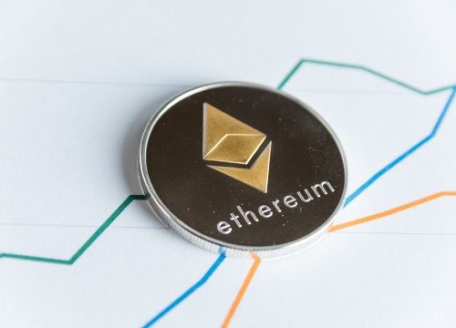 이더리움(ETH)은 24시간 -3.8%, 주간 약 -14%로 하락한 가운데 OI가 12.64 million ETH→13.30 million ETH로 늘고 펀딩비가 -0.003%로 음전환해 숏 쏠림 신호가 부각되며, 롱 청산 610 million 달러·현물 ETF 약 230 million 달러 순유출 속 $2,880 이탈 시 $2,627(추가로 $2,400)까지 하방 리스크가 거론된다.