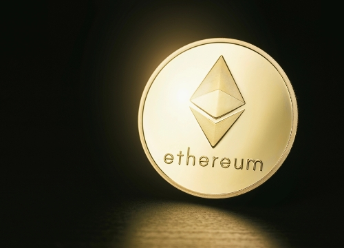 Ethereum (ETH) drops more than 5% after a failed push above $3,550, with price sliding to $3,153 and now holding below $3,350, the 100-hour SMA and a bearish trend line at $3,500; unless bulls reclaim the $3,350–$3,500 zone, the short-term bias stays bearish and a clean break under $3,150 could expose $3,050, $3,000 and even the $2,880–$2,850 support area.