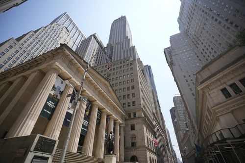 Wall Street is rapidly reshaping the crypto market as institutional investors, ETFs, and major financial firms gain influence. Discover why the industry's old guard is losing ground, what this shift means for Bitcoin and digital assets, and the key trends traders should watch.