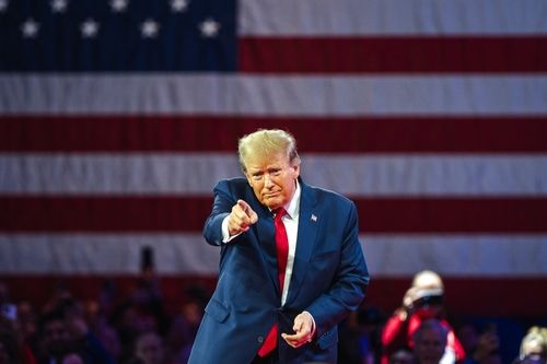 Trump Media enthüllt Pläne zur Einführung eines Utility-Tokens und einer Krypto-Wallet, um Truth Social zu monetarisieren und seine Streaming-Dienste auszubauen. Die Märkte reagieren mit einem Rückgang von 10 % beim offiziellen TRUMP-Memecoin, der auf Solana gehostet wird.