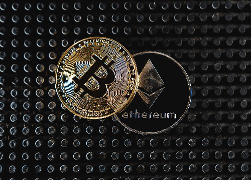 BTC는 9만 달러, ETH는 3,128달러(50일 EMA), XRP는 2.07달러(50일 EMA) 핵심 지지선 위에서 안정 흐름을 보이며, 지지 유지 시 94,253달러·3,298달러·2.35달러 저항 재도전 가능성이 커지고 있다.