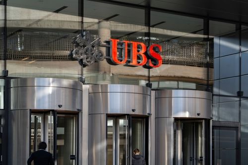 Die Schweizer Finanzministerin Karin Keller-Sutter äußerte sich zurückhaltend zu den zukünftigen Kapitalanforderungen der UBS, welche von der Abwicklungsfähigkeit der Bank in Krisensituationen abhängen.