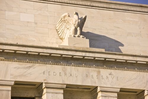 A una semana de que la Reserva Federal de los Estados Unidos (Fed) haya bajado las tasas de interés 25 puntos base (pb) hasta el rango de 4.50 - 4.75%, el presidente del banco central ha sido tajante: “La economía no está enviando ninguna señal de que debamos apresurarnos a bajar las tasas”.