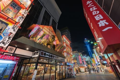 美國白宮國家經濟委員會主任哈塞特(Kevin Hasset)表示，預計聯准會公開市場委員會(FOMC)在下周舉行的貨幣政策會議上，將會降息約25基點。但美國上周首次申請失業救濟人數19.1萬人，按周減少2.7萬人，市場預期為22萬人，該數據降至3年低位削弱了降息預期。據芝商所（CME）的FedWatch工具顯示，市場預期聯准會下周會議上降息的可能性約為89%，遠高於11月中旬預測的概率。投資者等待週五公佈的美國9月PCE通脹數據數據。