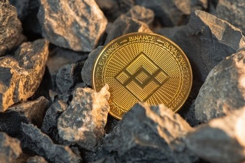 BNB handelt über $910 nahe Range-Deckel $931.74. Derivate stützen: OI $1.50B (von $1.30B am 31. Dez.), Long/Short 1.08, Funding +0.0058%. Ein Tagesschluss über $931.74 könnte $1,064.45 aktivieren; Support bei 200-day EMA $879.82.