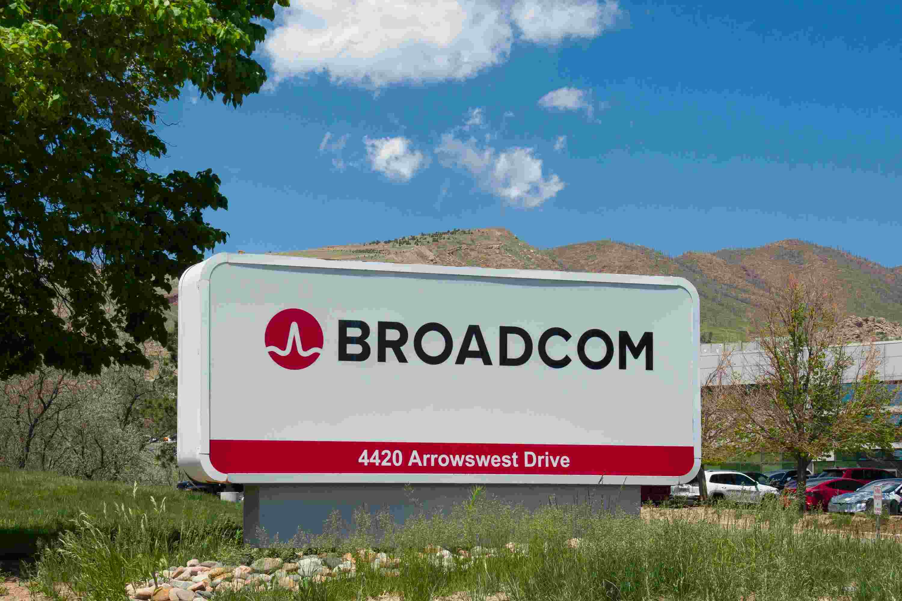 Asian semiconductor and artificial intelligence shares tumbled after Broadcom’s mixed quarterly results and flat sales guidance triggered widespread profit-taking, exposing the tech sector’s vulnerability following a massive May rally.