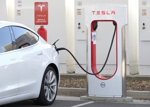 El repunte de Tesla no parece que vaya a enfriarse pronto, ya que la pérdida de regulaciones impulsará los negocios autónomos del fabricante de vehículos eléctricos, mientras que la estrecha relación del presidente ejecutivo Elon Musk con el presidente electo Donald Trump allana el camino para un mayor crecimiento en los próximos cuatro años, dijo Mizuho (TYO:8411) (NYSE:MFG) en una nota reciente.