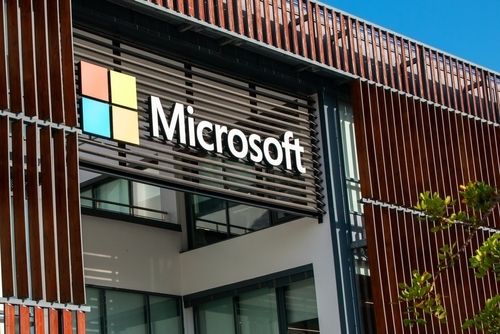 Microsoft firmó un acuerdo de cinco años por 17.400 millones de dólares con Nebius para proteger la infraestructura de GPU, ampliable a 19.400 millones de dólares.