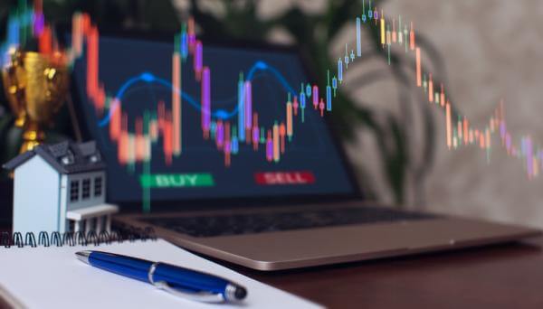 Los futuros del índice Dow Jones apuntan a una apertura negativa el jueves, ya que las preocupaciones de los inversores sobre las consecuencias de los aranceles al cobre de Trump para la industria estadounidense contrarrestan el impacto positivo de la inclinación dovish observada en las minutas del FOMC. Todos los principales futuros de índices de Wall Street están en negativo hoy.