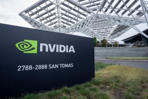 ​Insights – NVIDIA shares dropped as much as 5% in after-hours trading due to revenue guidance falling short of the highest expectations. However, smooth shipments of Blackwell chips eased investor concerns, narrowing the decline to 2%.