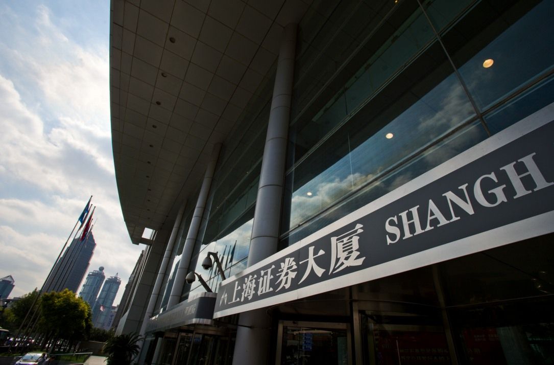 美光科技盤後公佈第一財季業績顯示，該公司不但上季度業績高於分析師預期，而且第二財季營  收、毛利率、每股收益指引也大超預期，並將2026財年資本開支預期從180億美元提高至200億美元。美光財報顯示內存晶片需求強勁，緩解了投資者對數據中心建設可能放緩的擔憂。另一方面，美國11月CPI意外下滑，為聯准會降息提供基礎。加之日央行加息落地，市場整體風險偏好有望回升。