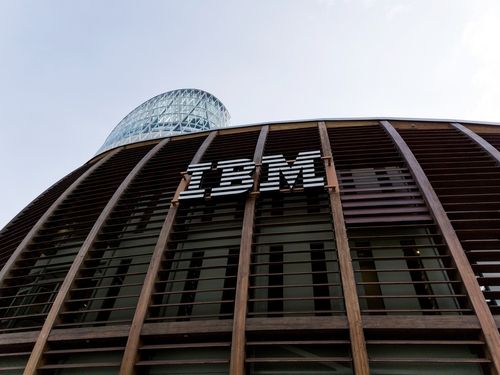 ​IBM股價近日屢創新高，成為華爾街焦點。週二其股票收在276.24美元，較前一日微漲1.5%，這不僅刷新了周一剛創下的紀錄，更標誌著其股價連續第八個交易日上揚。今年以來，IBM股價累計漲幅已超25%，漲勢強勁。