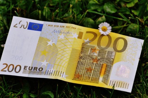 周四（4月16日）市场焦点聚焦于美伊谈判，白宫顾问斯蒂芬·米勒称美国可以继续无限期封锁伊朗港口，前提是伊朗选择了错误的道路。可以预见的是，随着美伊局势进一步缓和，市场或转向至经济数据表现及潜在通胀回升下各国央行货币政策前景。美元后市走向或成为关键，目前美元多空激烈争夺于98.0关键水平，后市如何研判？