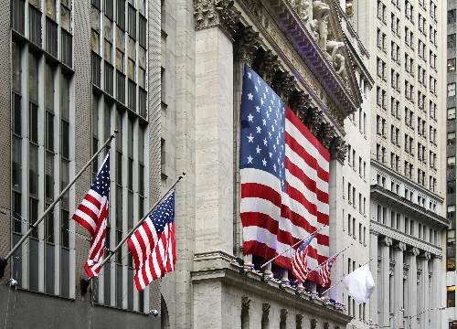 聯準會降息預期削減加上AI熱潮降溫，資產集體迎來回檔。黃金價格跌0.4%，連續第4日下跌。比特幣跌至91107美元，創近7個月新低。

