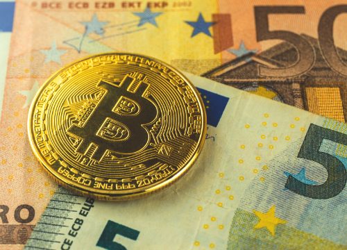 在近一周的大幅抛售几乎引爆近10亿美元杠杆仓位后，比特币周二（12月2日）强势反弹站上9万美元，短线恢复部分失地。然而市场情绪依旧脆弱，资金持续流入稳定币、杠杆需求转为空方占优，各类指标均显示反弹基础并不稳固。机构投资者更是在美联储下周利率决议前普遍选择观望。