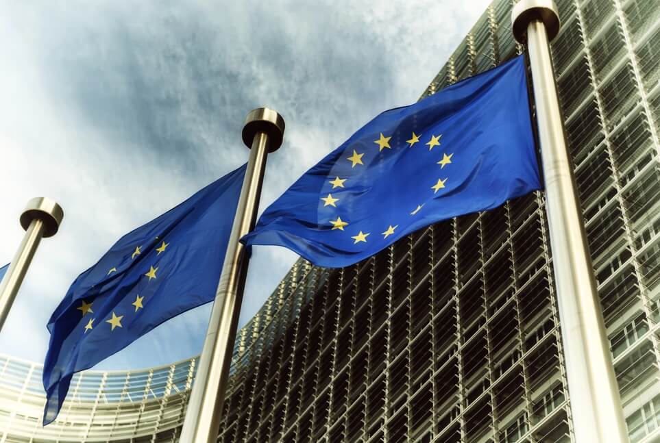 周一（1月19日）为美国马丁路德金纪念日，金融市场休市。格陵兰危机进一步升级，特朗普拒绝说明是否会以武力夺取格陵兰，称欧洲应将注意力放在俄罗斯与乌克兰冲突上，而非格陵兰问题。欧盟将于周四（1月22日）召开紧急峰会，以评估欧盟可能采取的反制措施。美元指数跌0.33%，险失99.0，欧元/美元大涨0.41%，一举收复1.1600。避险资金推动黄金白银双双创历史新高、瑞郎走强。