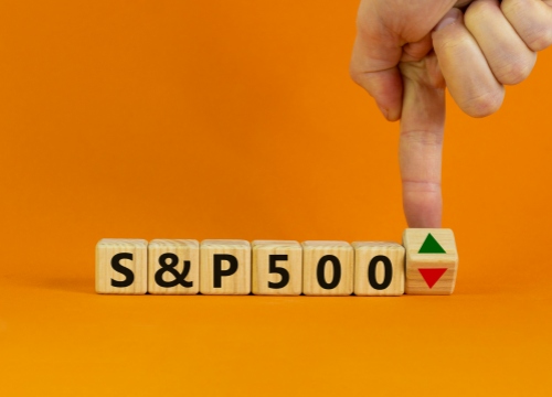 美國上周首次申領失業救濟人數為21.4萬人，低於預估的22.35萬人，市場對聯准會降息押注下降。但勞動力市場或仍處於經濟學家和政策制定者所稱的「不招聘、不解雇」模式，12月失業率或繼續處高位。據芝商所的聯准會觀察器顯示，市場仍認為該行明年會降息兩次，每次25個基點。10年期美債殖利率回落，美元指數維持於98.0下方整固；黃金、白銀沖高回落，黃金失守4500美元。