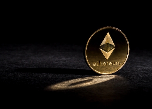 Standard Chartered raised its year-end Ethereum target to $7,500 (from $4,000), citing institutional demand, while projecting $25,000 by 2028 and scenarios toward $40,000 by 2030 amid ETF- and treasury-driven accumulation.