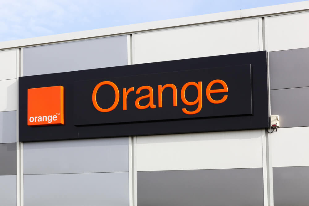 El grupo francés de telecomunicaciones Orange ORAN.PA no ha presentado una oferta mejorada de 4.800 millones de euros (5.600 millones de dólares) por la participación del 50% que no posee en el operador español MasOrange, dijo Orange el jueves, desmintiendo una información del sitio web de noticias El Confidencial.