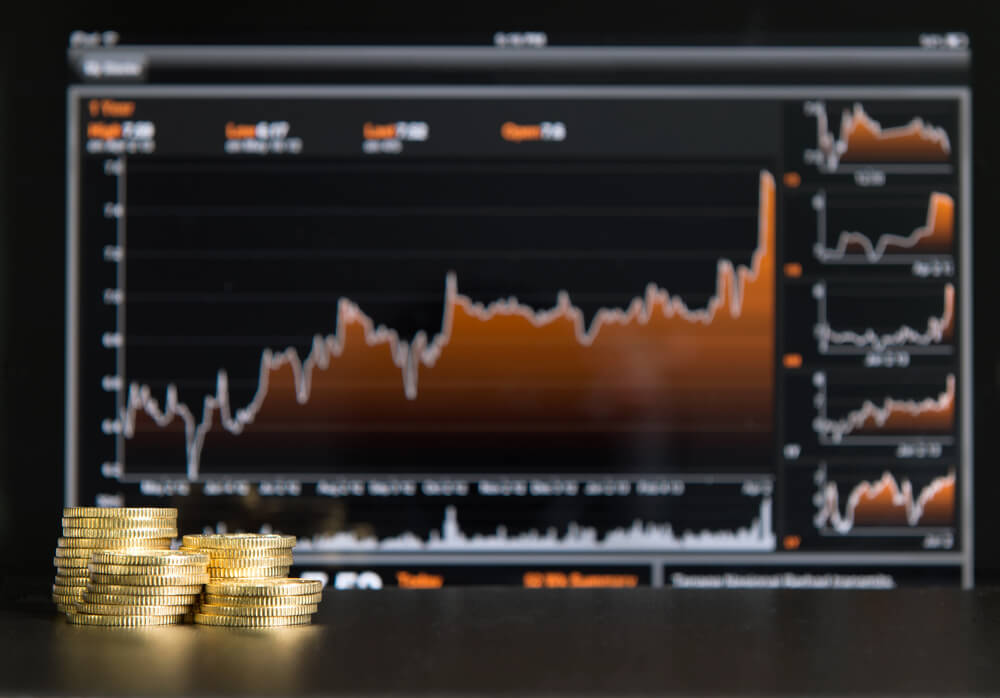 اكتشف ما هي أسهم الذهب في 2026، وكيف تختلف عن شراء الذهب نفسه، وما أفضل الشركات التي يراقبها المستثمرون هذا العام، مع شرح العوامل التي تحركها وطرق اختيار سهم ذهب مناسب للمبتدئين والمستثمرين الباحثين عن النمو أو الاستقرار.
