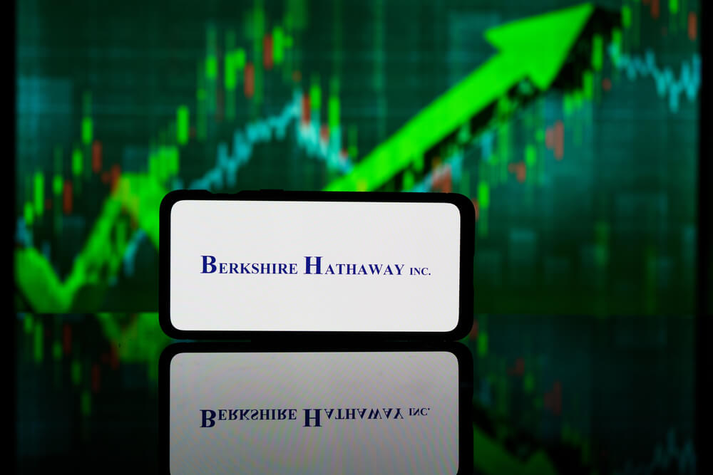 Berkshire Hathaway is deploying around US$20 billion into US stocks, putting a fresh spotlight on global equities. Discover where Warren Buffett’s latest buying could create new opportunities and what traders should watch next.