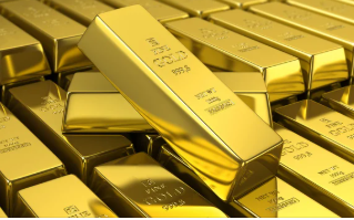O ouro (XAU/USD) reverte o modesto recuo da sessão asiática nesta sexta-feira, embora qualquer valorização expressiva pareça distante em meio a uma leve alta do dólar americano (USD). A aceleração da inflação nos EUA, impulsionada pelos custos de energia, elevou as apostas do mercado para um aumento iminente da taxa de juros pelo Federal Reserve (Fed).