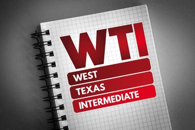 TradingKey - ณ วันศุกร์ (9 ตุลาคม) ตามเวลาฝั่งตะวันออก ราคาน้ำมันดิบ WTI (USOIL) ปรับตัวลงก่อนจะฟื้นตัวขึ้นในการซื้อขายระหว่างวัน โดยราคาน้ำมันระหว่างวันร่วงลงแตะระดับ 90.01 ดอลลาร์ชั่วคราว ก่อนจะฟื้น