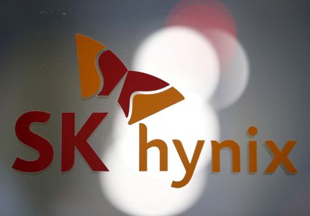 Investing.com -  SK Hynix Inc  (KS:000660) มีกำไรสูงกว่าที่คาดไว้ในไตรมาสที่สอง หลังได้แรงหนุนจากอุตสาหกรรมปัญญาประดิษฐ์ (AI) ที่เติบโตอย่างรวดเร็วซึ่งเพิ่มความต้องการชิปหน่วยความจำขั้นสูงบริษัทมีกำไร