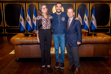 Cathie Wood เคยถ่ายภาพกับประธานาธิบดี Nayib Bukele และนักเศรษฐศาสตร์ Art Laffer