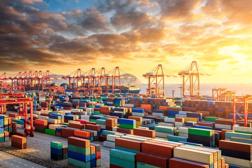 FX168財經報社(北美)訊 在經歷數週的大幅震盪與深度回調之後，黃金本週展現出極爲強勁的上行動能。整個交易週中，金價幾乎都沿着上升軌跡運行，且完全未再靠近關鍵的 4,000 美元支撐位。隨着美聯儲可能在 12 月下調利率的預期持續升溫，美元指數明顯走弱，加之貴金屬整體行情全面走強，黃金價格在週五刷新周內高點，並以強勢姿態結束本週交易。