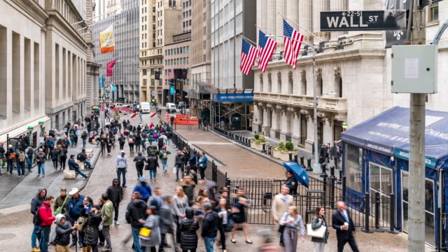 El PMI manufacturero de España publicado por S&P Global y el Hamburg Commercial Bank (HCOB), ha mejorado tres puntos en abril, subiendo a 51.7 desde los 48.7 de marzo, señalando una mejora en las condiciones operativas por primera vez desde el pasado noviembre.